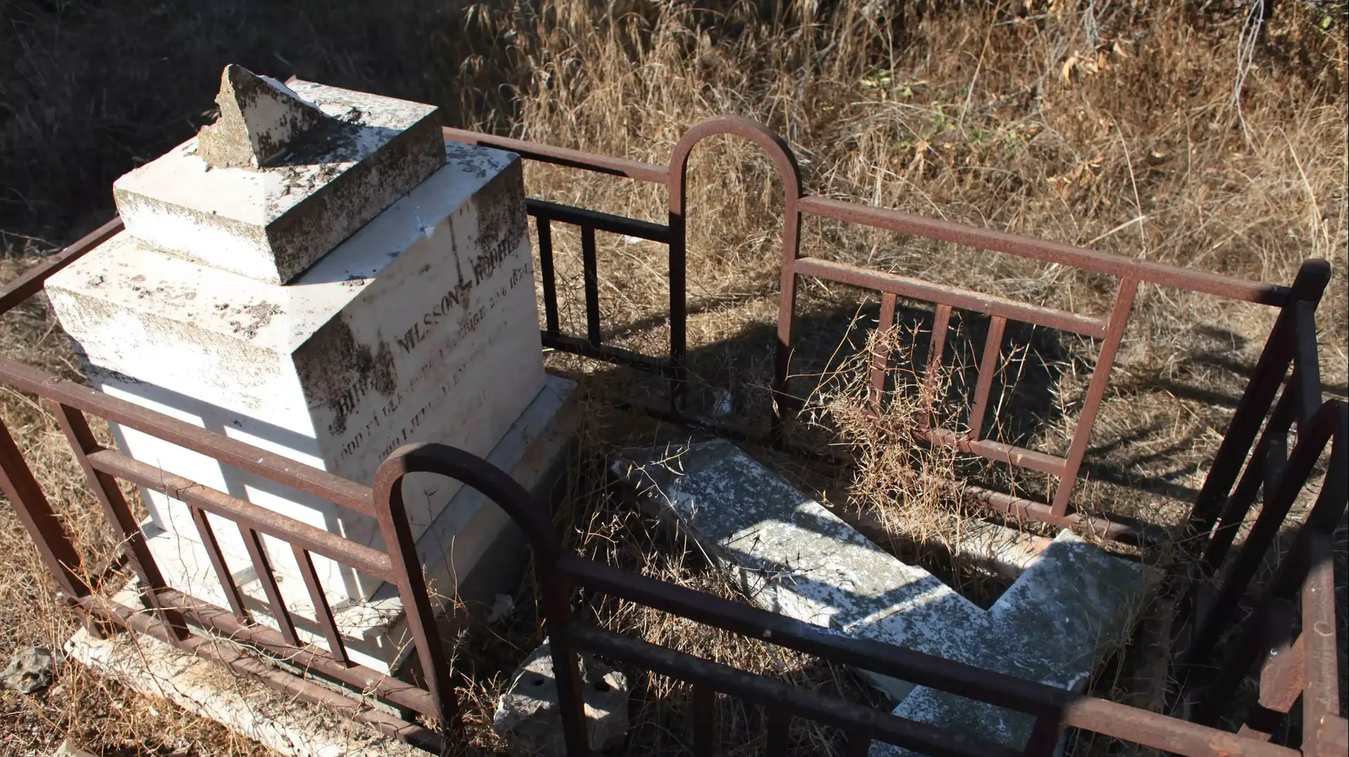 השחתת קברים בבית הקברות הנוצרי יווני בירושלים השחתת קברים בבית הקברות הנוצרי יווני בירושלים