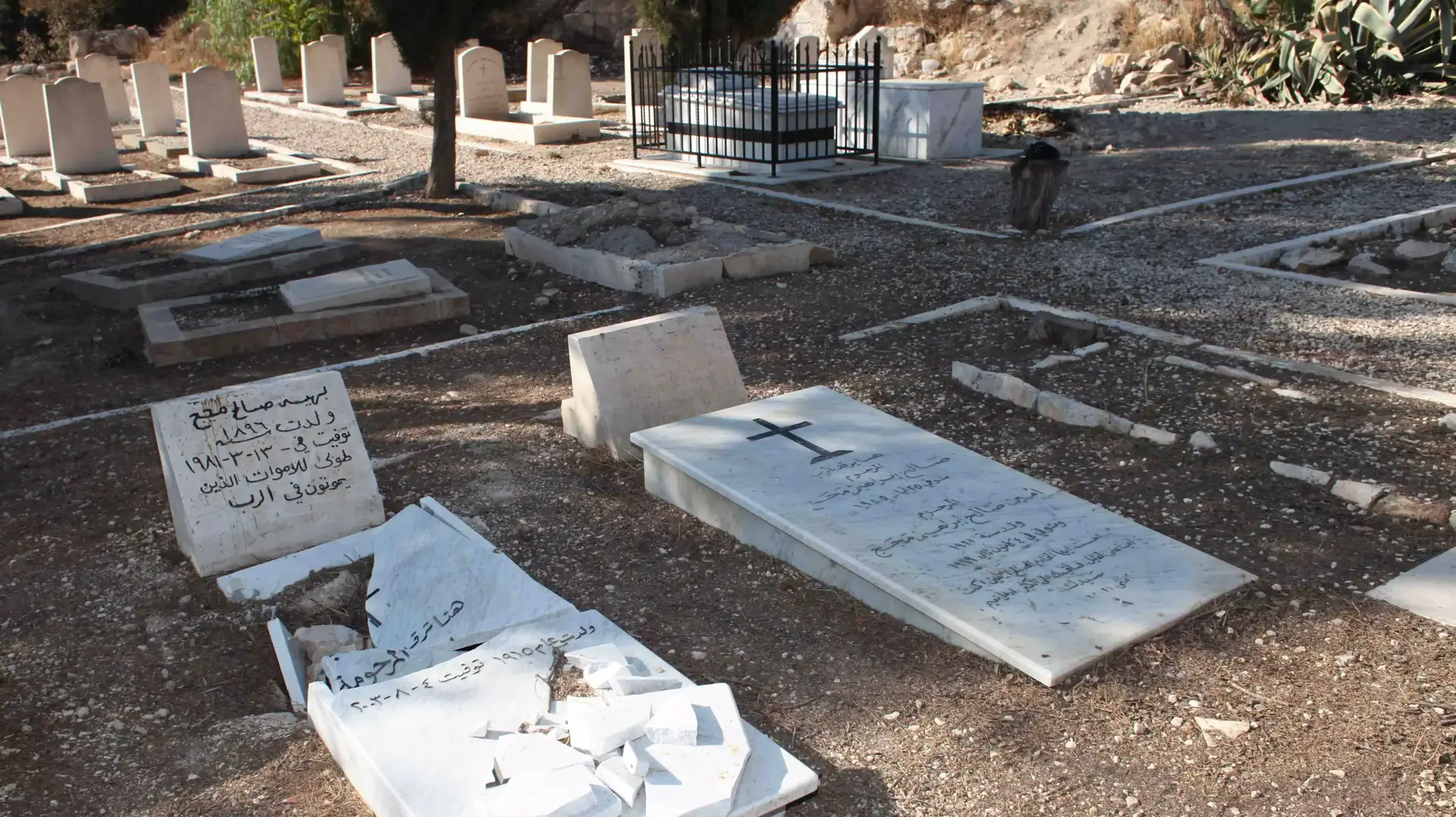 השחתת קברים בבית הקברות הנוצרי יווני בירושלים השחתת קברים בבית הקברות הנוצרי יווני בירושלים