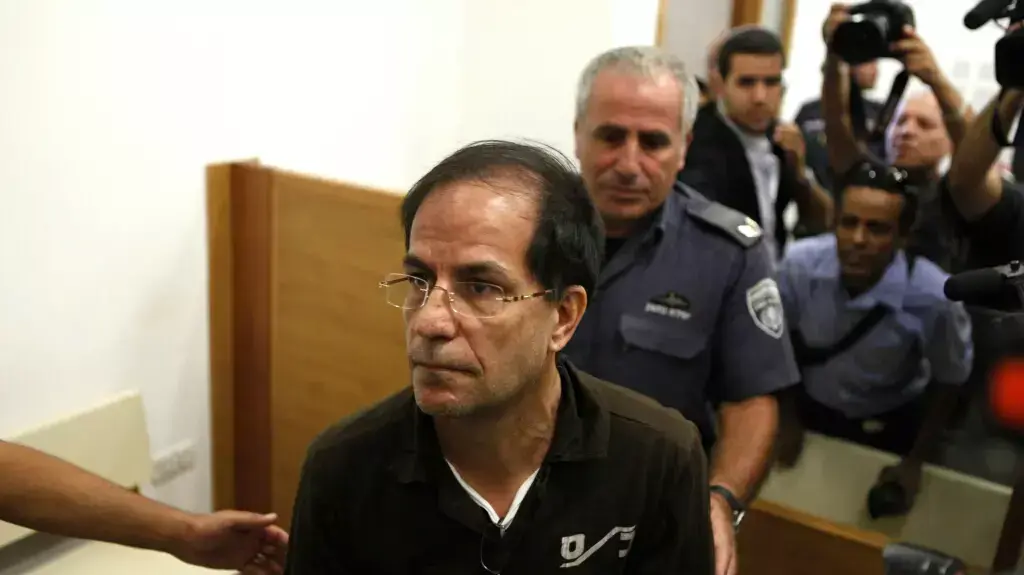 עלי מנצורי המרגל האיראני בהארכת מעצר בשלום פ"ת, ספטמבר 2013