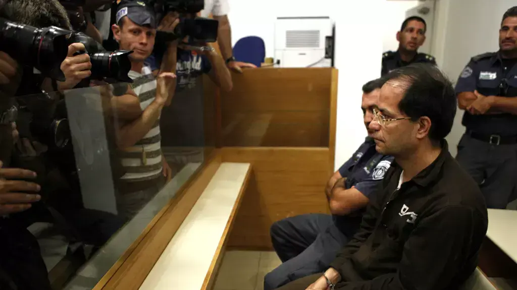 עלי מנצורי המרגל האיראני בהארכת מעצר בשלום פ"ת, ספטמבר 2013 עלי מנצורי המרגל האיראני בהארכת מעצר בשלום פ"ת, ספטמבר 2013