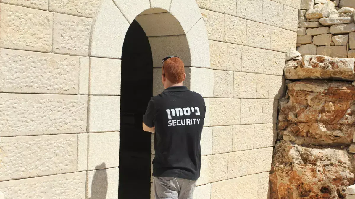 שומרים מאבטחים את קברן של הרב ברג בצםת שומרים מאבטחים את קברן של הרב ברג בצםת