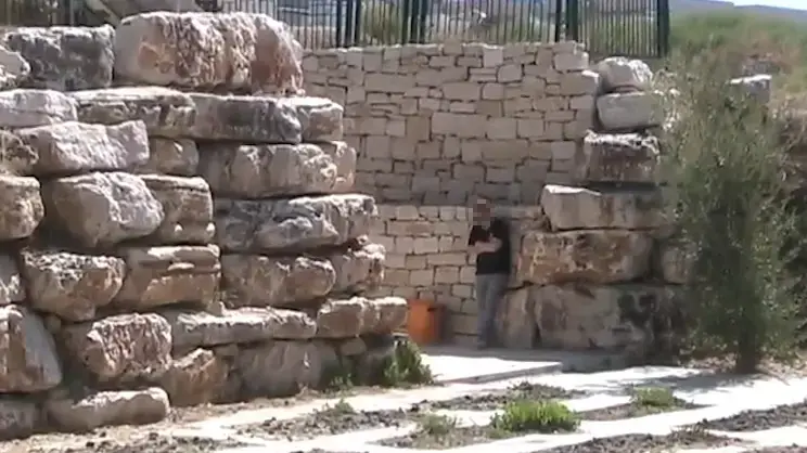 מדוע מוצבת שמירה על קברו של הרב ברג?