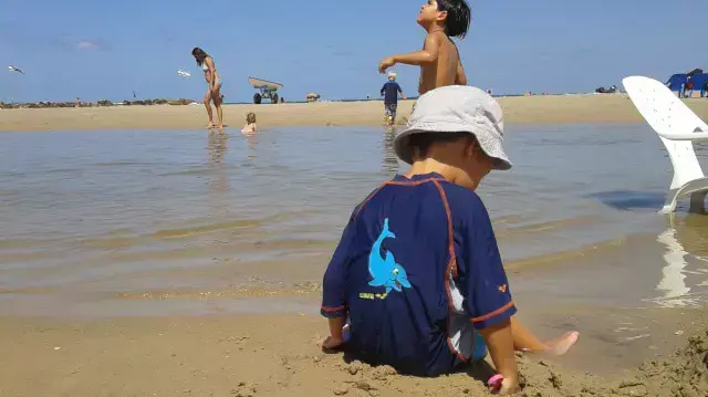 ילד משחק בחוף הים ילד משחק בחוף הים