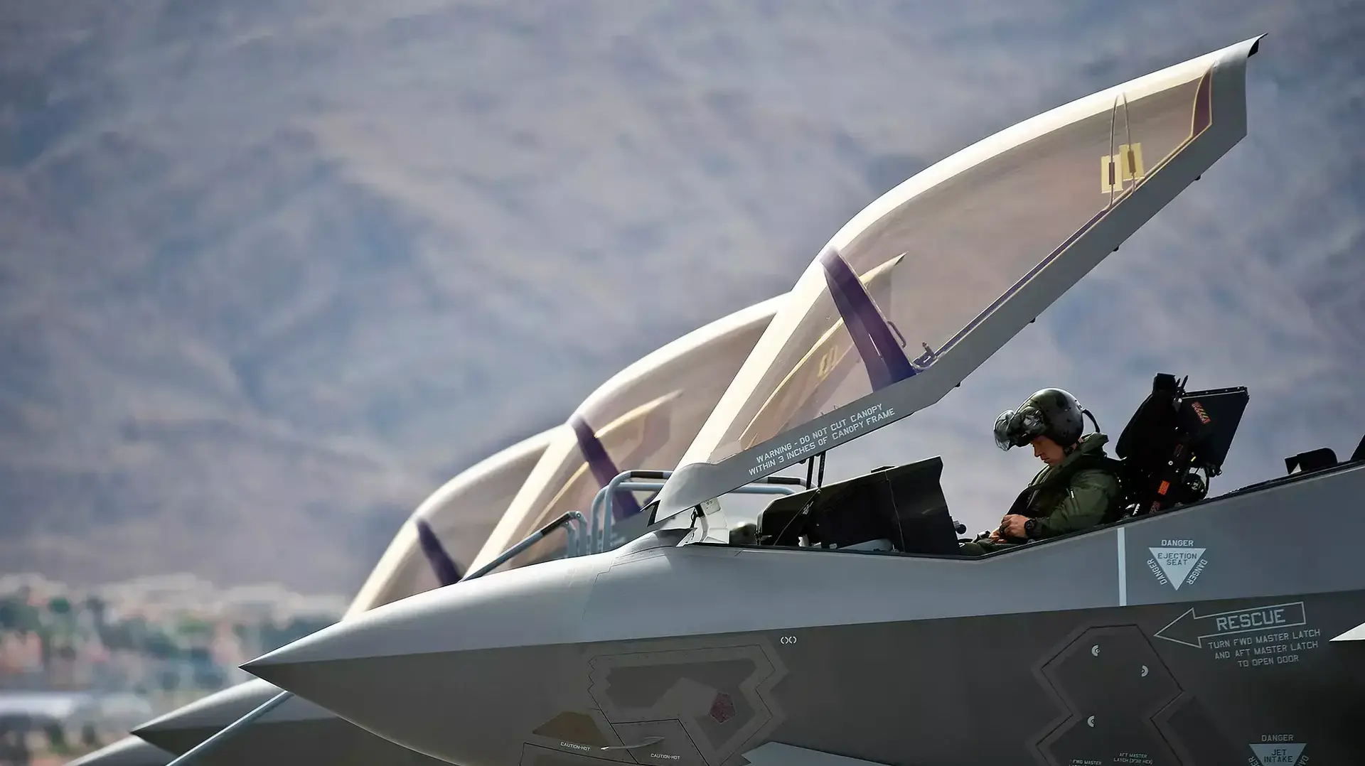 מטוס חמקן מדגם f-35 בבסיס חיל האוויר נליס, נבאדה. 2013