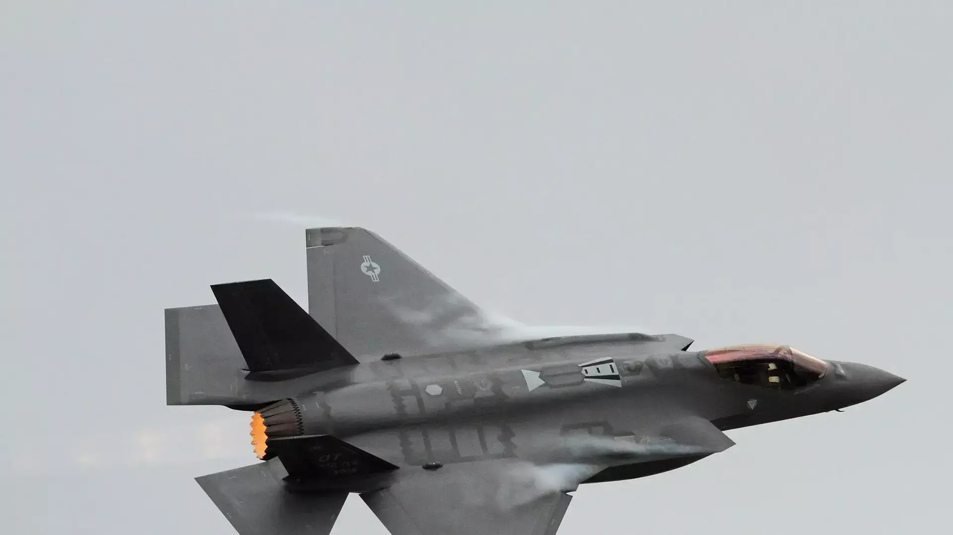 מטוס חמקן מדגם f-35 בבסיס חיל האוויר נליס, נבאדה. 2013