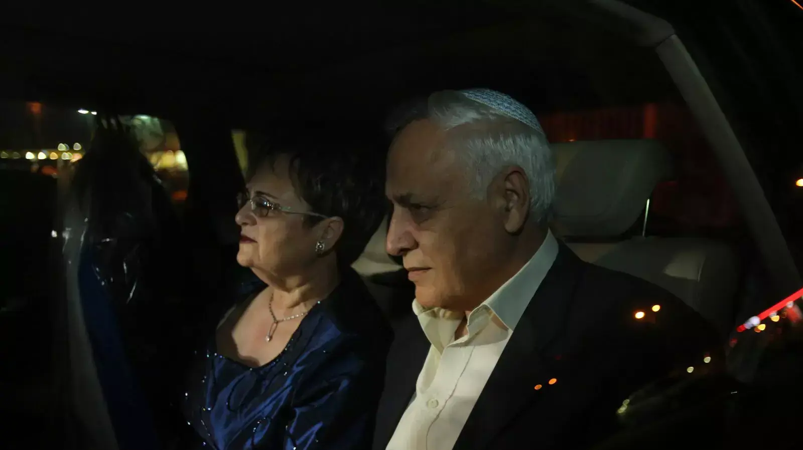 משה קצב יוצא בליוויו אשתו מכלא מעשיהו לבר המצווה של נכדו, ספטמבר 2013 משה קצב יוצא בליוויו אשתו מכלא מעשיהו לבר המצווה של נכדו, ספטמבר 2013