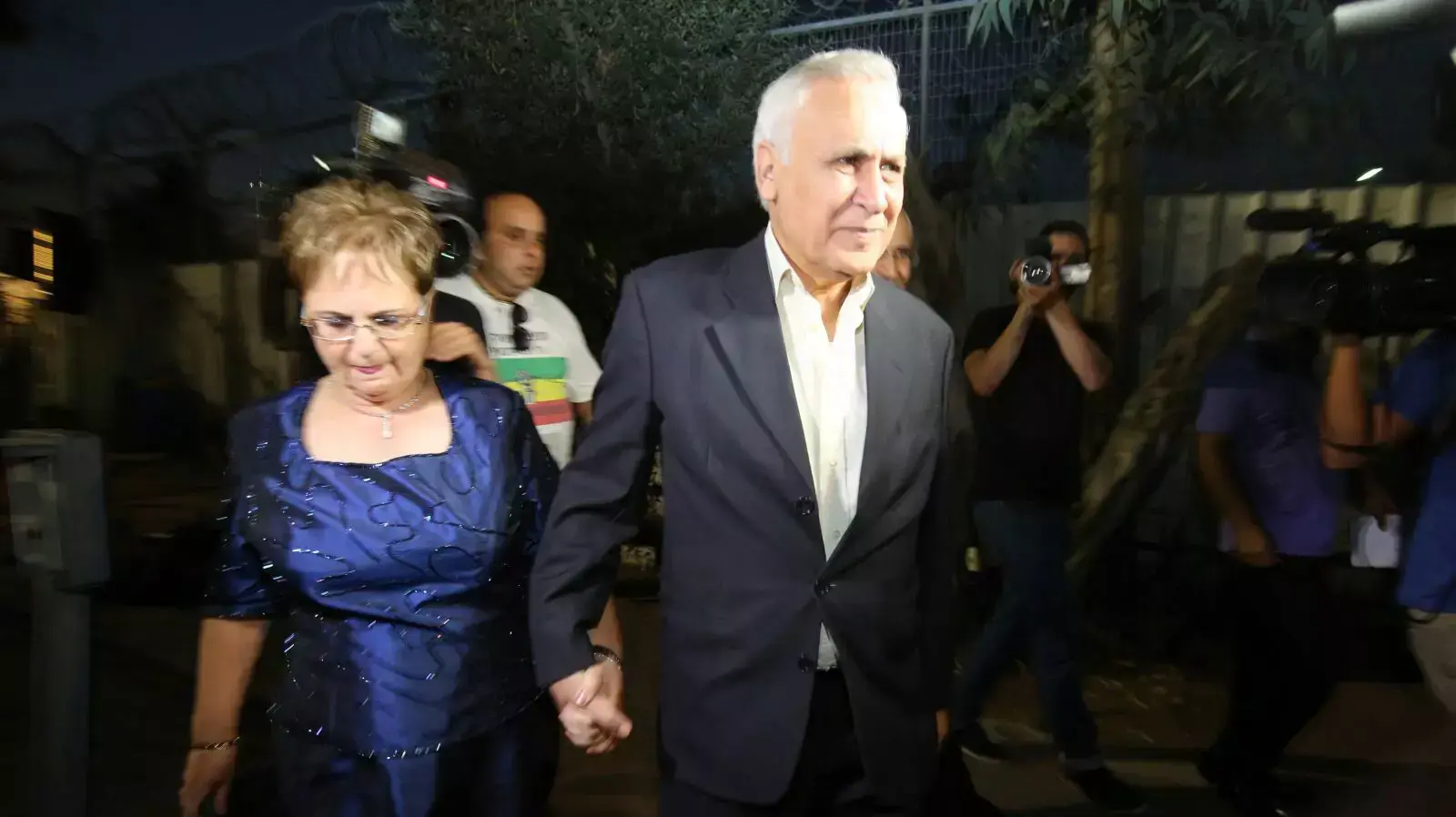 משה קצב יוצא בליוויו אשתו מכלא מעשיהו לבר המצווה של נכדו, ספטמבר 2013