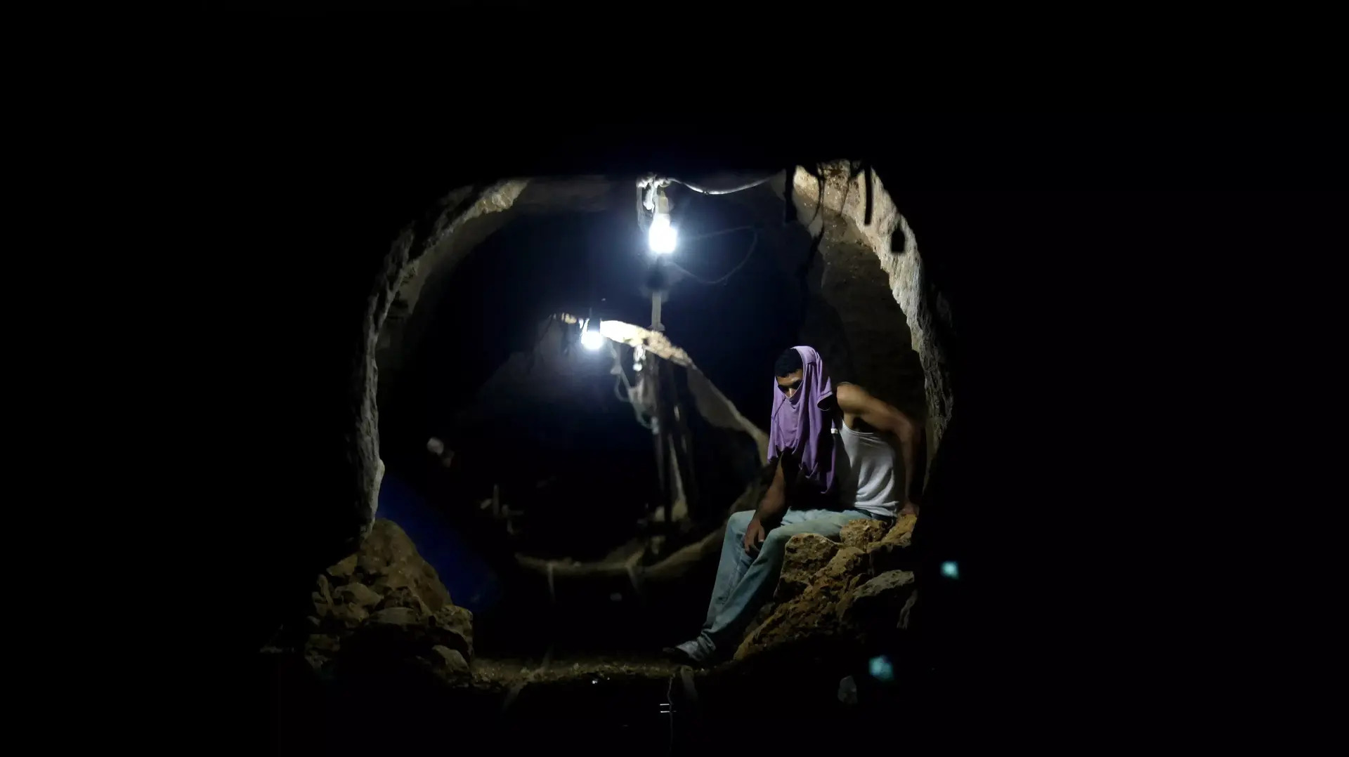 מבריח פלסטיני במנהרה מתחת לגבול ישראל-מצרים. ספטמבר 2013 מבריח פלסטיני במנהרה מתחת לגבול ישראל-מצרים. ספטמבר 2013