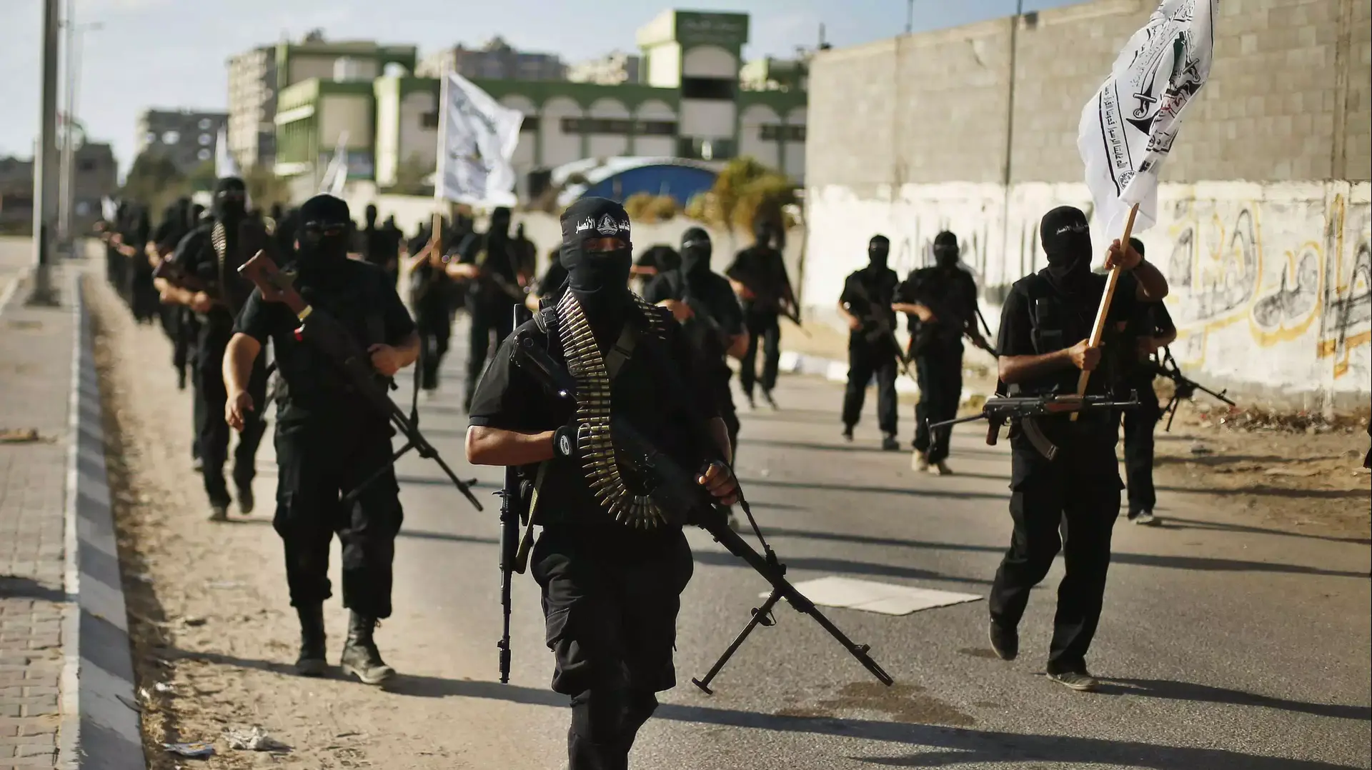 חמושים צועדים בעזה במהלך הגפנה נגד ישראל. ספטמבר 2013