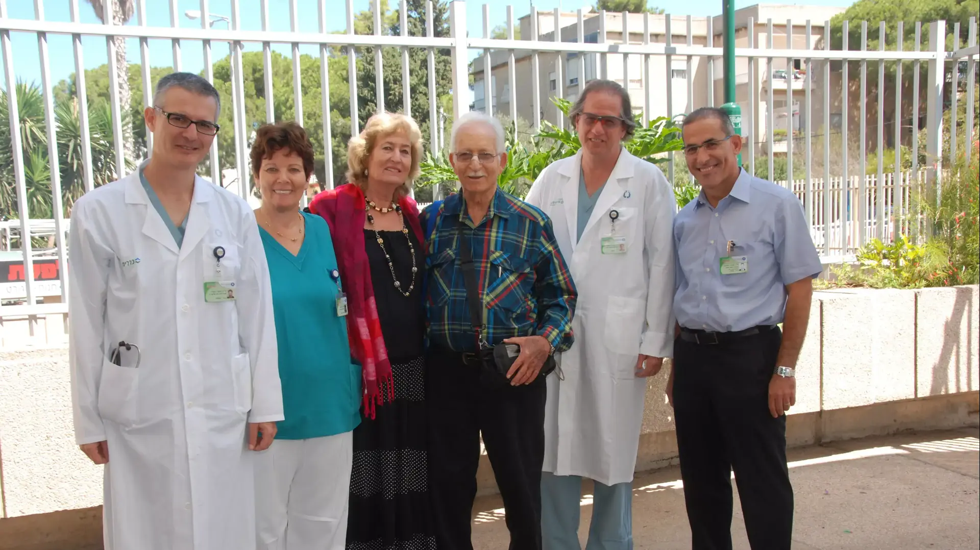 מימין, ד"ר שתיווי אסעד, ד"ר אריק עדן, ח"כ לשעבר אמרי רון מושתל הלב ואשתו, ד"ר עופר אמיר והאחות דינה מרחבי.