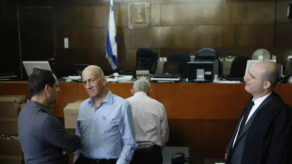 אהוד אולמרט בבית המשפט המחוזי בתל אביב, מגיע לתת עדות במשפט הולילנד אהוד אולמרט בבית המשפט המחוזי בתל אביב, מגיע לתת עדות במשפט הולילנד