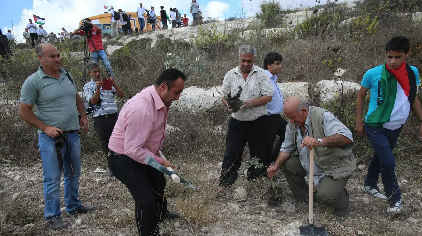 פלסטינים חוזרים לאדמותיהם בחומש פלסטינים חוזרים לאדמותיהם בחומש
