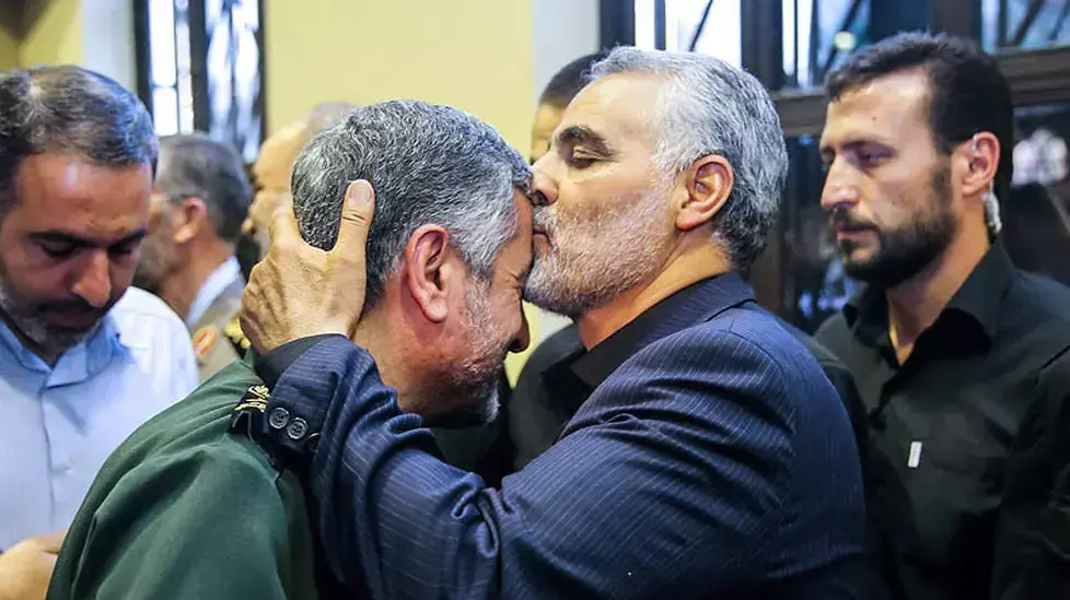 בכירים באיראן מנחמים את מפקד כוח קודס של משמרות המהפכה קאסם סולימאני על מות אמו. ספטמבר 2013 בכירים באיראן מנחמים את מפקד כוח קודס של משמרות המהפכה קאסם סולימאני על מות אמו. ספטמבר 2013