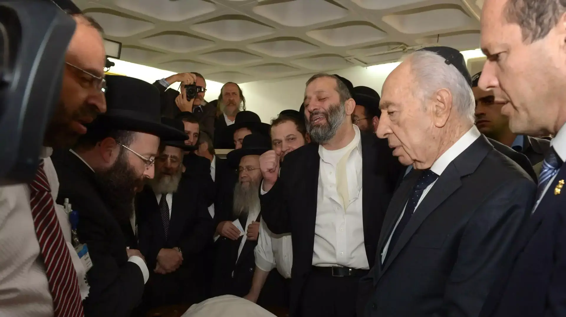 נשיא המדינה מבית הלוויות שמגר עם פטירת הרב עובדיה יוסף נשיא המדינה מבית הלוויות שמגר עם פטירת הרב עובדיה יוסף
