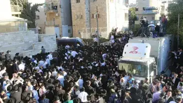 דוחק בבית ההספדים בסנהדריה לשם תגיע גופתו של הרב עובדיה יוסף דוחק בבית ההספדים בסנהדריה לשם תגיע גופתו של הרב עובדיה יוסף
