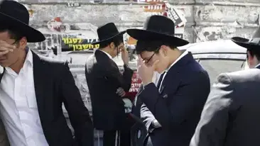 צעירים חרדים מבכים את מותו של הרב עובדיה יוסף צעירים חרדים מבכים את מותו של הרב עובדיה יוסף