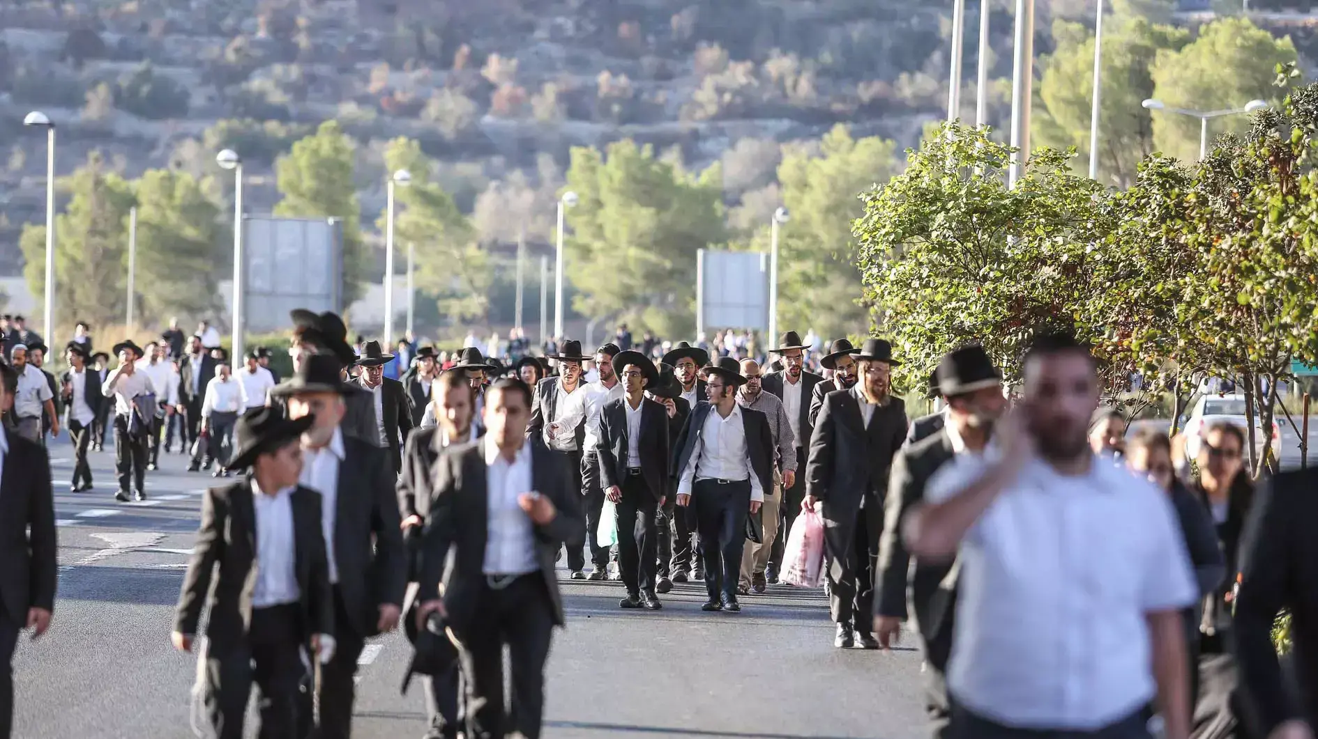 אנשים מתפללים בדרך ללויה של הרב עובדיה יוסף, בעליה לסנהדריה. ירושלים אנשים מתפללים בדרך ללויה של הרב עובדיה יוסף, בעליה לסנהדריה. ירושלים