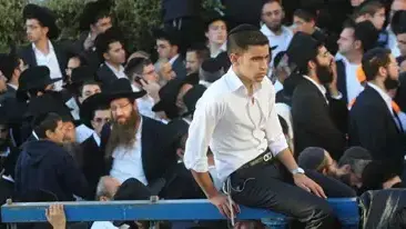 מחוץ לבית ההספדים בסנהדריה לפני הלווייתו של הרב עובדיה יוסף מחוץ לבית ההספדים בסנהדריה לפני הלווייתו של הרב עובדיה יוסף