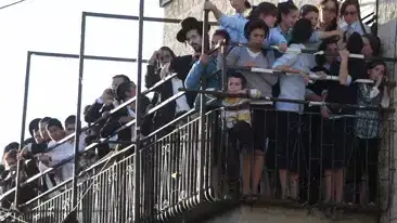 הלווייתו של הרב עובדיה יוסף ליד בית העלמין סנהדריה, ירושלים. הלווייתו של הרב עובדיה יוסף ליד בית העלמין סנהדריה, ירושלים.