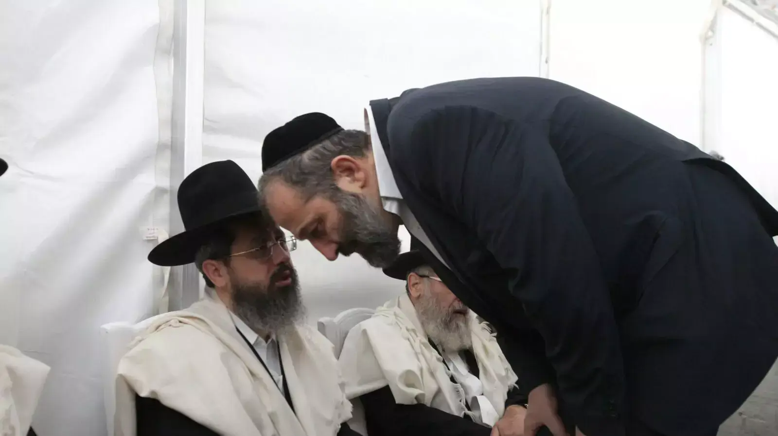 אריה דרעי מגיע לשבעה בבית הרב עובדיה יוסף בירושלים אריה דרעי מגיע לשבעה בבית הרב עובדיה יוסף בירושלים
