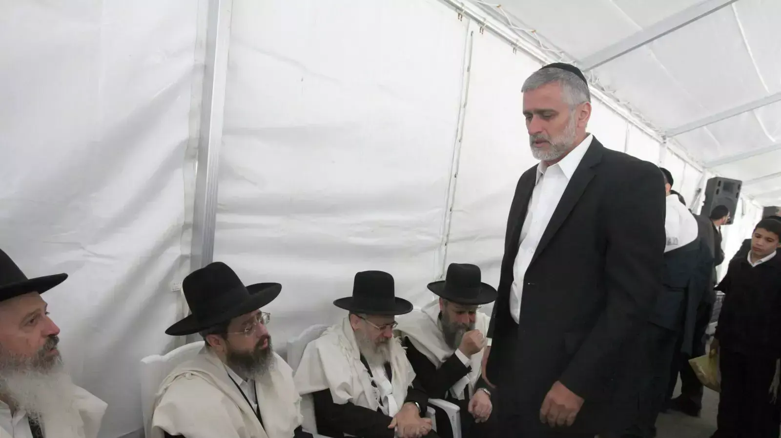 אלי ישי מגיע לשבעה בבית הרב עובדיה יוסף בירושלים אלי ישי מגיע לשבעה בבית הרב עובדיה יוסף בירושלים
