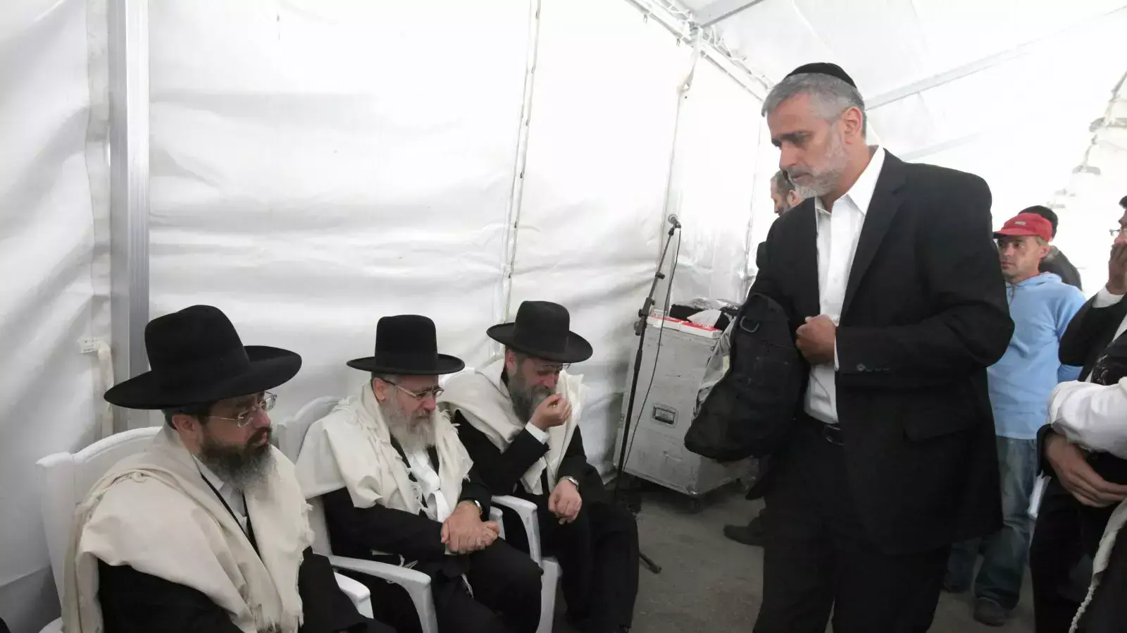 אלי ישי מגיע לשבעה בבית הרב עובדיה יוסף בירושלים אלי ישי מגיע לשבעה בבית הרב עובדיה יוסף בירושלים