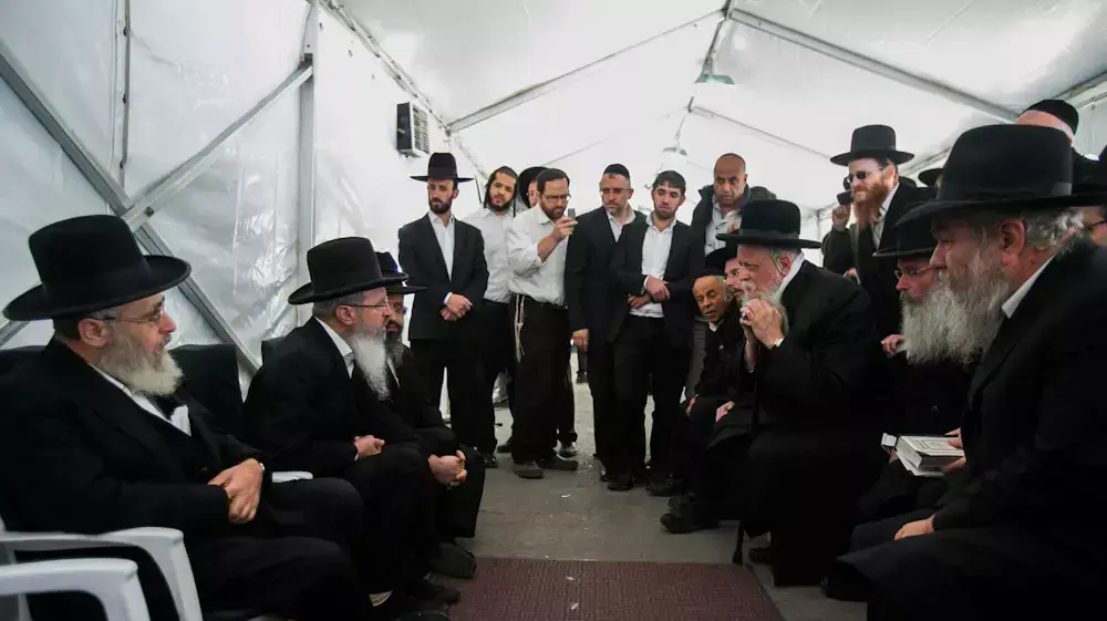 בניו של הרב עובדיה יוסף בסוכת האבלים מחוץ לביתו שבירושלים בניו של הרב עובדיה יוסף בסוכת האבלים מחוץ לביתו שבירושלים