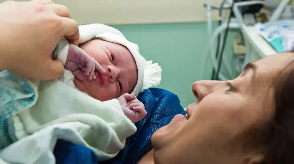 תינוק ויולדת בחדר לידה תינוק ויולדת בחדר לידה