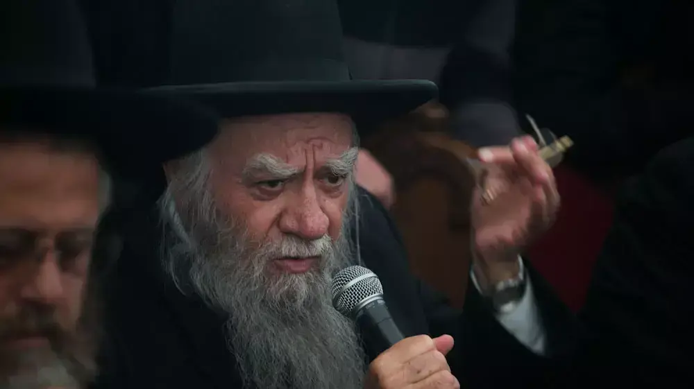 הרב בקשי דורון בעת ניחום אבלים באוהל האבלים מחוץ לביתו של הרב עובדיה יוסף