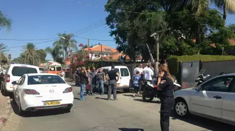 מחוץ לדירה בה נמצאה גופת גבר ללא רוח חיים בנתניה מחוץ לדירה בה נמצאה גופת גבר ללא רוח חיים בנתניה