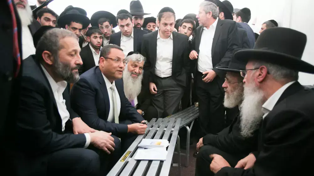 אריה דרעי באוהל אבלים מחוץ לביתו של הרב עובדיה יוסף אריה דרעי באוהל אבלים מחוץ לביתו של הרב עובדיה יוסף