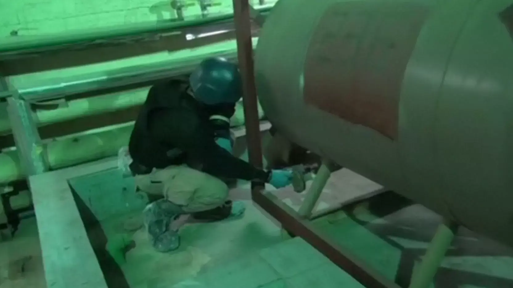 פקחי האו"ם בתוך מתקן נשק כימי. סוריה, אוקטובר 2013