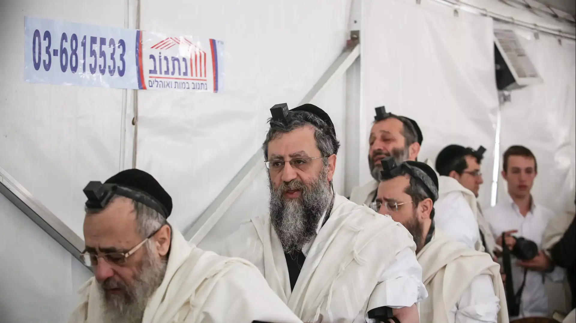 מניחים תפילין בסוכת האבלים בבית משפחת יוסף, אוקטובר 2013 מניחים תפילין בסוכת האבלים בבית משפחת יוסף, אוקטובר 2013