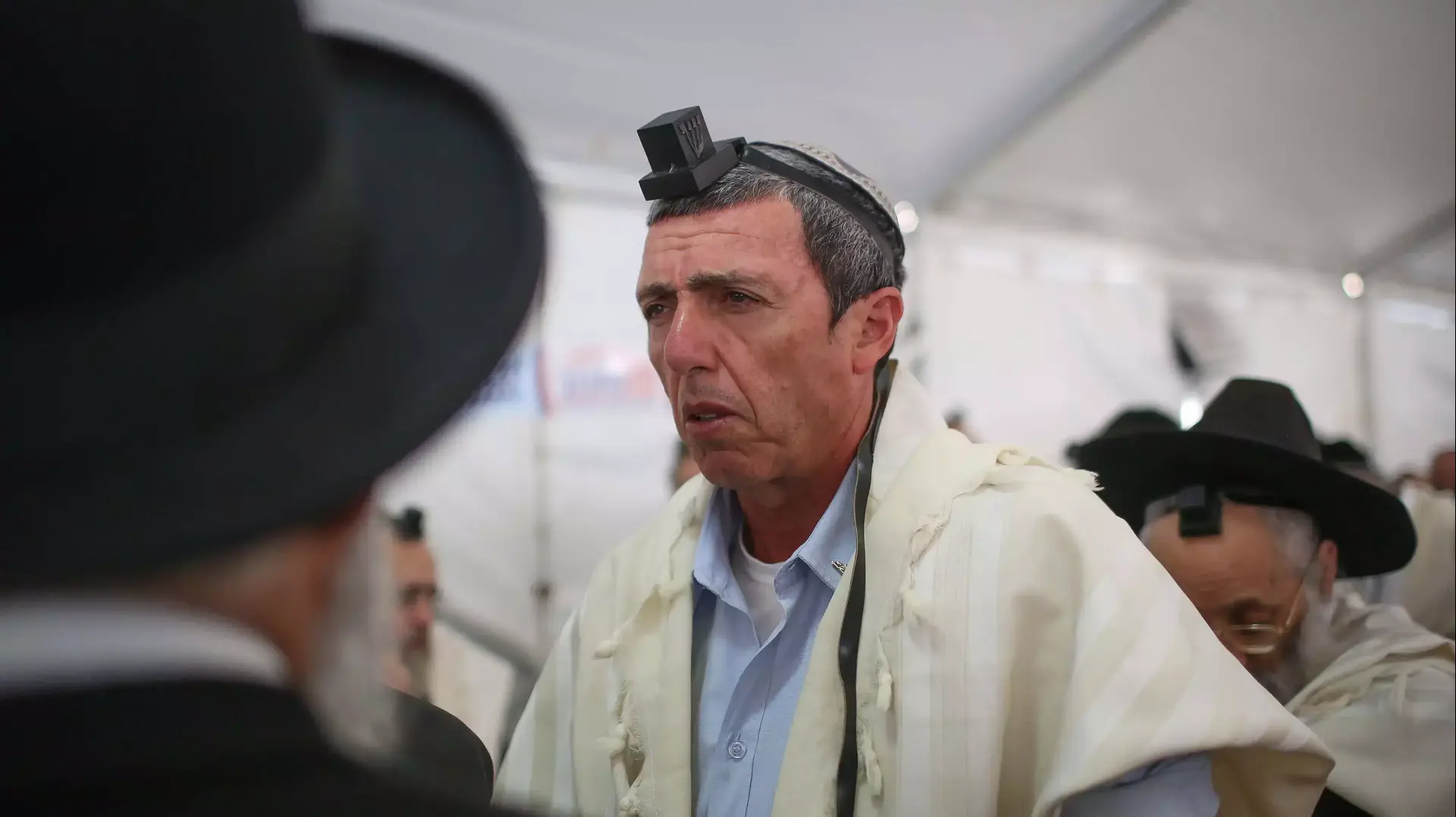 הרב רפי פרץ מניח תפילין בסוכת האבלים בבית משפחת יוסף, אוקטובר 2013 הרב רפי פרץ מניח תפילין בסוכת האבלים בבית משפחת יוסף, אוקטובר 2013