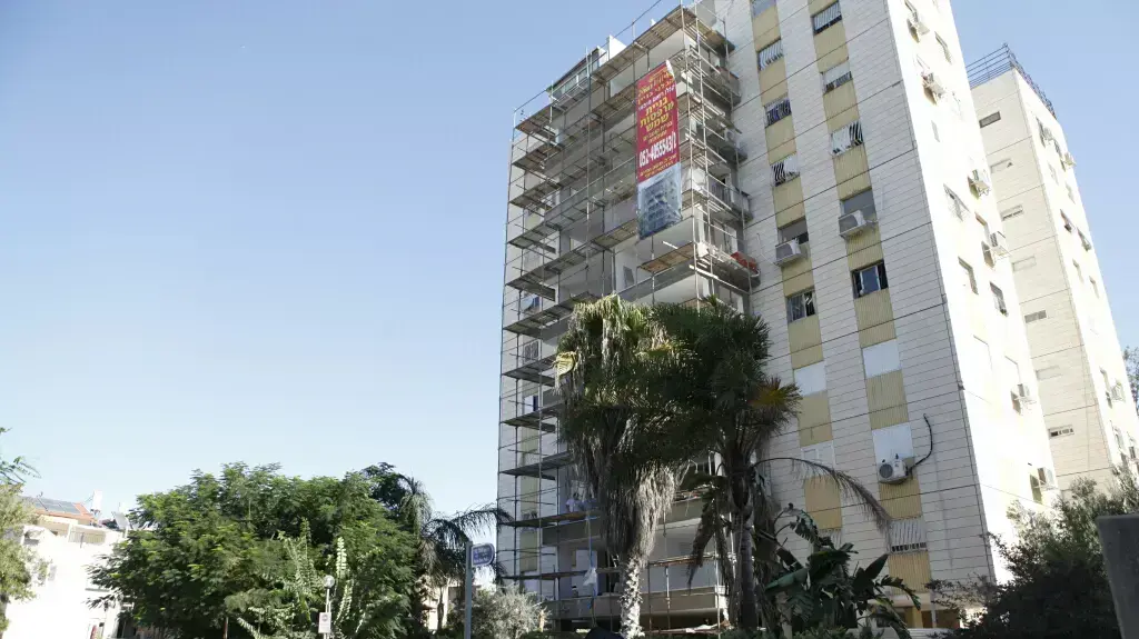 הבניין ברחוב פרופסור שור בחולון ממנו נפל נער אל מותו לפנות בוקר, אקטובר 2013 הבניין ברחוב פרופסור שור בחולון ממנו נפל נער אל מותו לפנות בוקר, אקטובר 2013