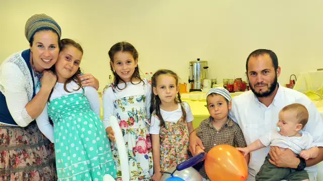 נועם הילדה שנפצעה בפסגות עם בני משפחתה, משפחת גליק (נועם לבושה בסרפן תכלת עם נקודות לבנות.)