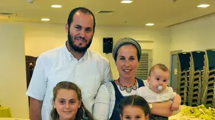 נועם הילדה שנפצעה בפסגות עם בני משפחתה, משפחת גליק (נועם לבושה בסרפן תכלת עם נקודות לבנות.) נועם הילדה שנפצעה בפסגות עם בני משפחתה, משפחת גליק (נועם לבושה בסרפן תכלת עם נקודות לבנות.)