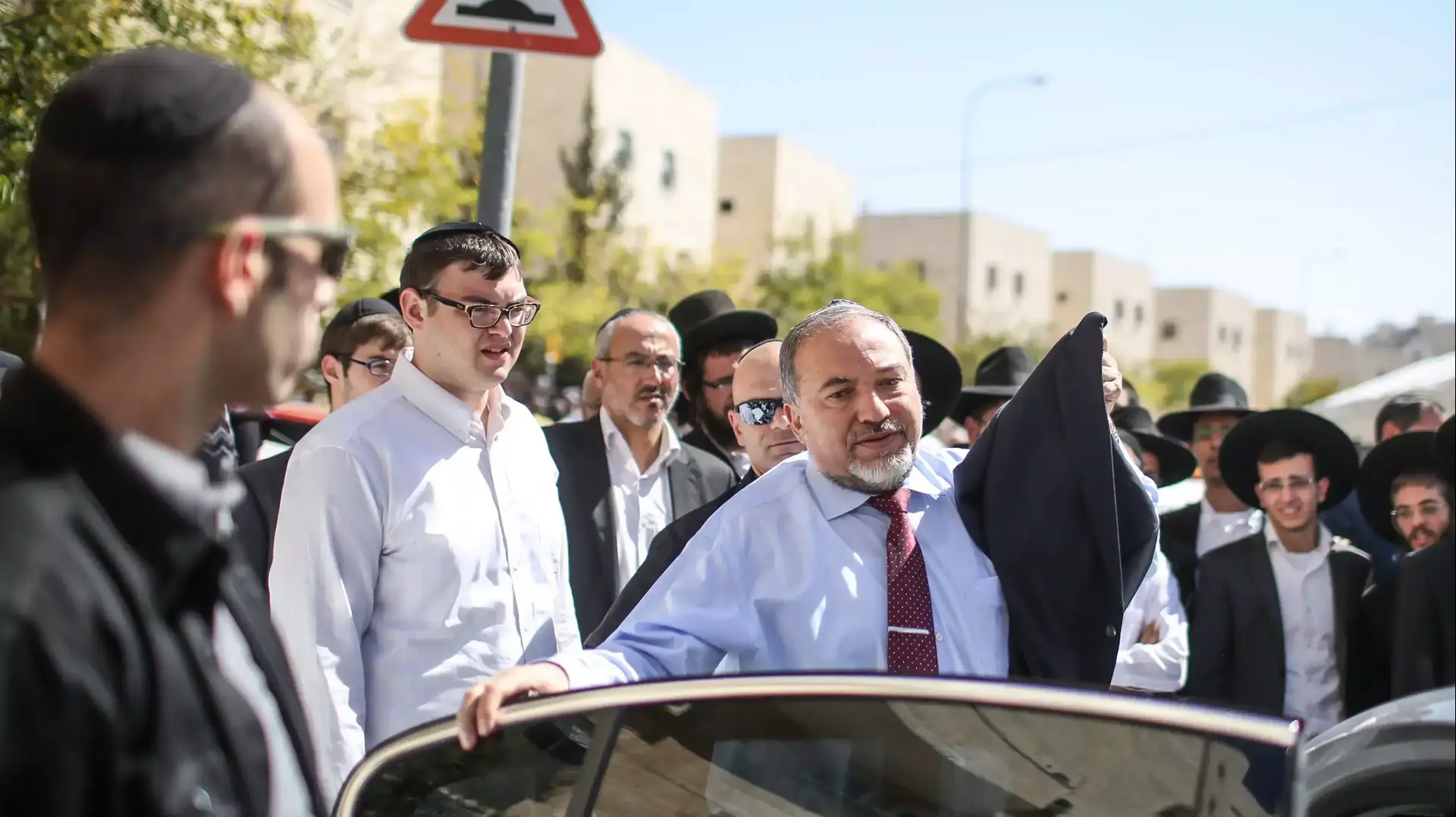 אביגדור ליברמן מגיע לאוהל אבלים של משפחת יוסף, אוקטובר 2013