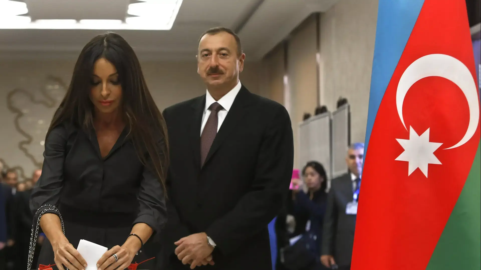 נשיא אזרבייג'ן אילהם אלייב ואשתו מהריבאן מצביעים בבחירות. באקו, אוקטובר 2013