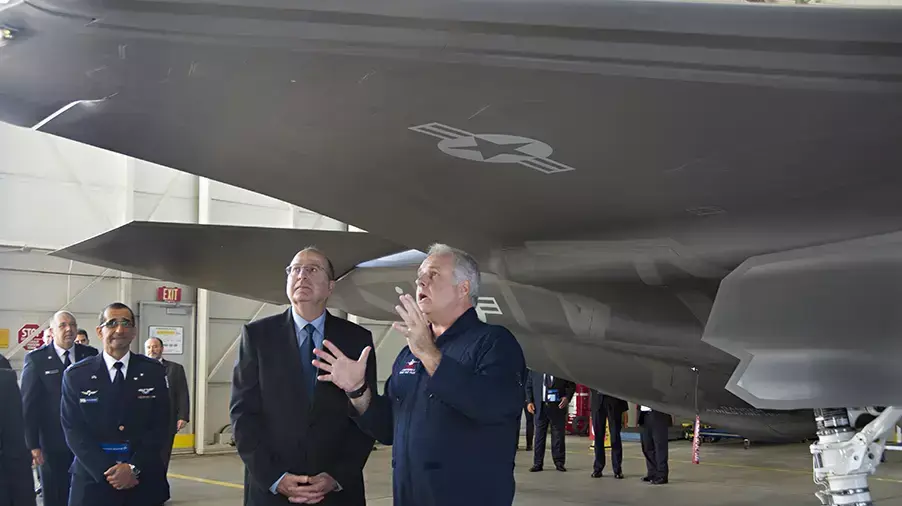 שר הביטחון, משה (בוגי) יעלון, בביקורו בפס הייצור של מטוס הקרב אף-35 במפעלי לוקהייד מרטין בטקסס שר הביטחון, משה (בוגי) יעלון, בביקורו בפס הייצור של מטוס הקרב אף-35 במפעלי לוקהייד מרטין בטקסס