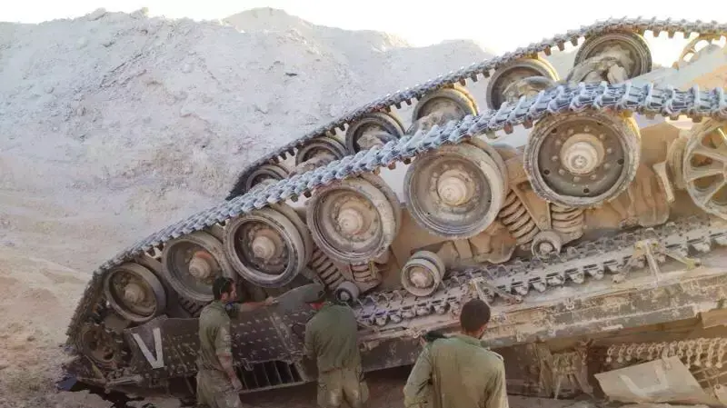 שני חיילים נפצעו קל בהתהפכות טנק בשיזפון, 10 באוקטובר 2013 שני חיילים נפצעו קל בהתהפכות טנק בשיזפון, 10 באוקטובר 2013