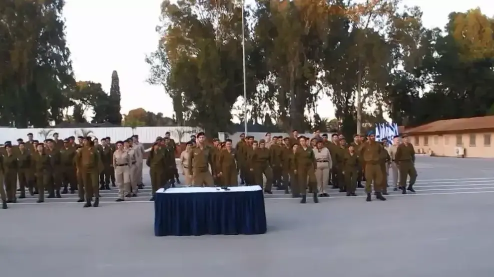 בוגרי קורס מתנדבים בצה"ל הפתיעו את חבריהם ושרו את "התקווה" בשפת הסימנים. צריפין, 10 באוקטובר 2013 בוגרי קורס מתנדבים בצה"ל הפתיעו את חבריהם ושרו את "התקווה" בשפת הסימנים. צריפין, 10 באוקטובר 2013