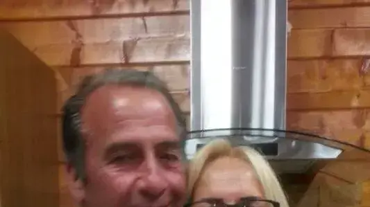 שריה עופר, שנרצח בביתו בברוש הבקעה, ורעייתו מוניק עומר