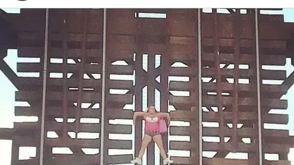 אישה שנתקעה על גשר במהלך צעדה לגיוס תרומות אישה שנתקעה על גשר במהלך צעדה לגיוס תרומות