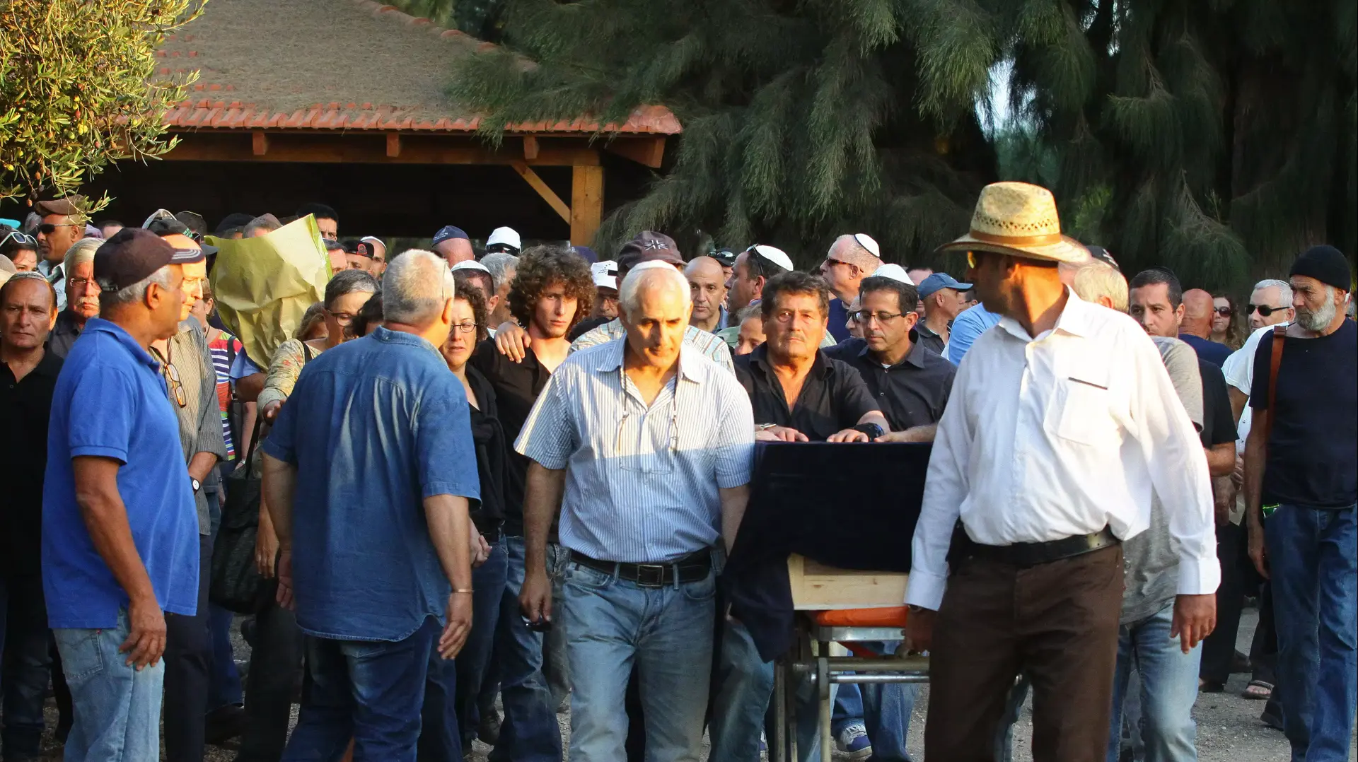 הלווייתו של שריה עופר בכפר ויתקין הלווייתו של שריה עופר בכפר ויתקין