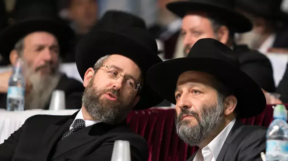 אריה דרעי והרב הראשי לישראל דוד לאו בעצרת לזכרו של הרב עובדיה יוסף. סנהדריה, ירושלים.