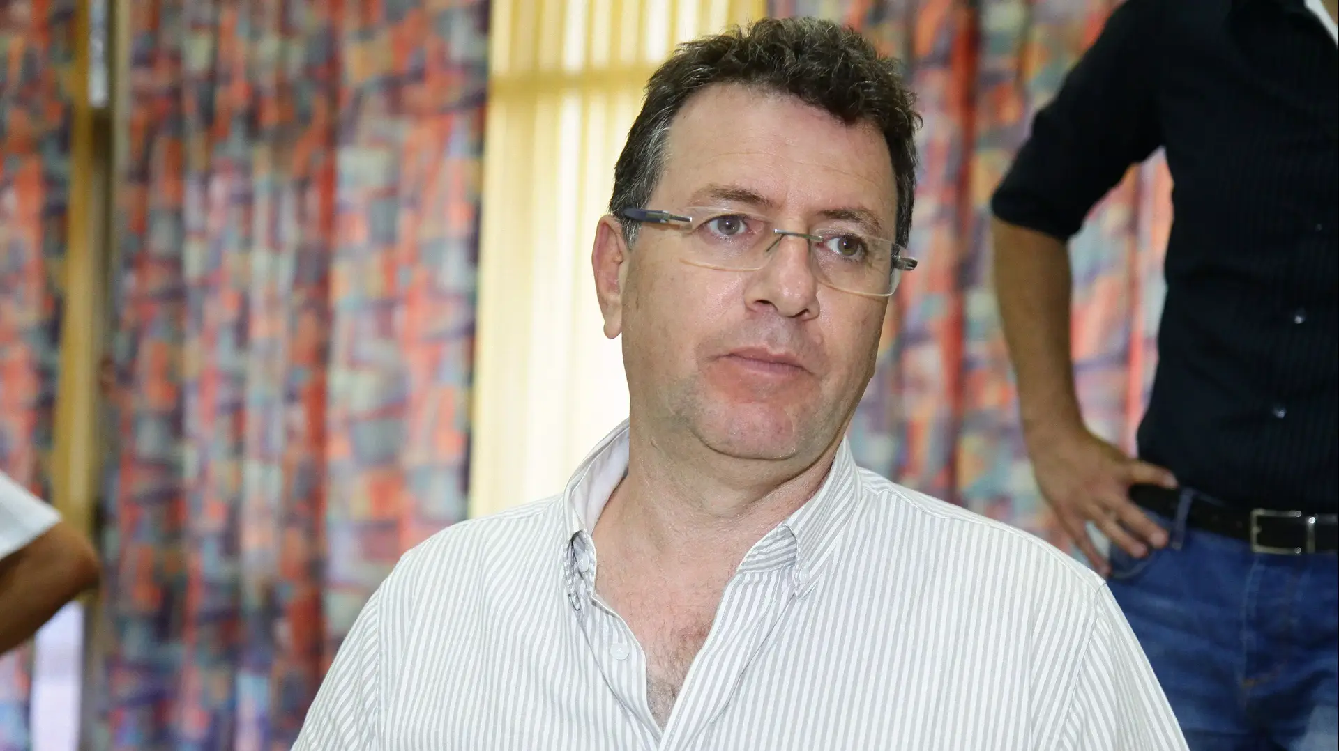 מיקו צרפתי יו"ר ועד העובדים של חברת חשמל במסע"ת בעקבות עיצומי עובדים, אוקטובר 2013 מיקו צרפתי יו"ר ועד העובדים של חברת חשמל במסע"ת בעקבות עיצומי עובדים, אוקטובר 2013