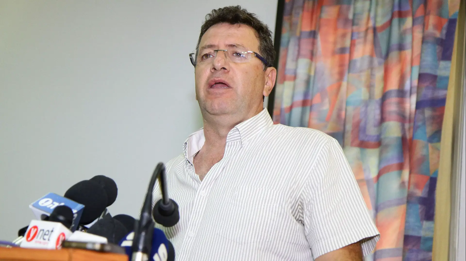 מיקו צרפתי יו"ר ועד העובדים של חברת חשמל במסע"ת בעקבות עיצומי עובדים, אוקטובר 2013 מיקו צרפתי יו"ר ועד העובדים של חברת חשמל במסע"ת בעקבות עיצומי עובדים, אוקטובר 2013