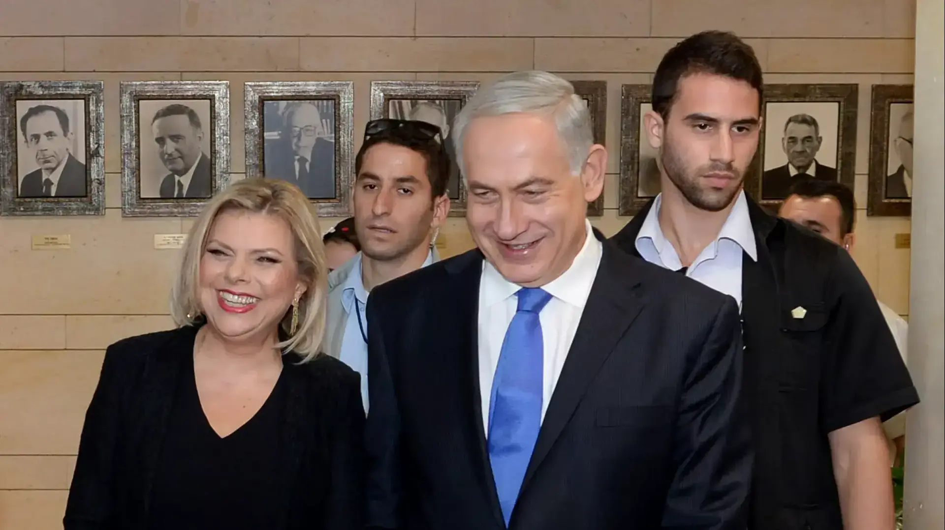 ראש הממשלה בנימין נתניהו ורעייתו הגברת שרה נתניהו מגיעים לפתיחת מושב החורף בכנסת. ראש הממשלה בנימין נתניהו ורעייתו הגברת שרה נתניהו מגיעים לפתיחת מושב החורף בכנסת.