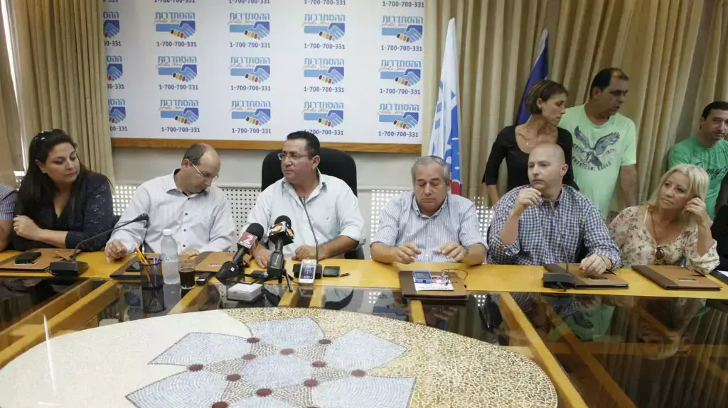 יור ההסתדרות עופר עיני בפגישה ראשי ועד העובדים של חברת טבע, אוקטובר 2013 יור ההסתדרות עופר עיני בפגישה ראשי ועד העובדים של חברת טבע, אוקטובר 2013